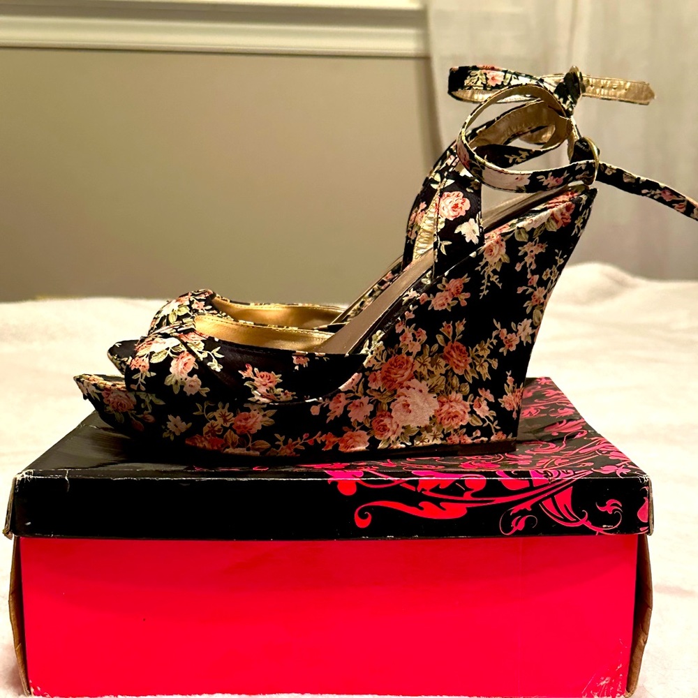Qupid Ceduce Floral Fabric Wedges